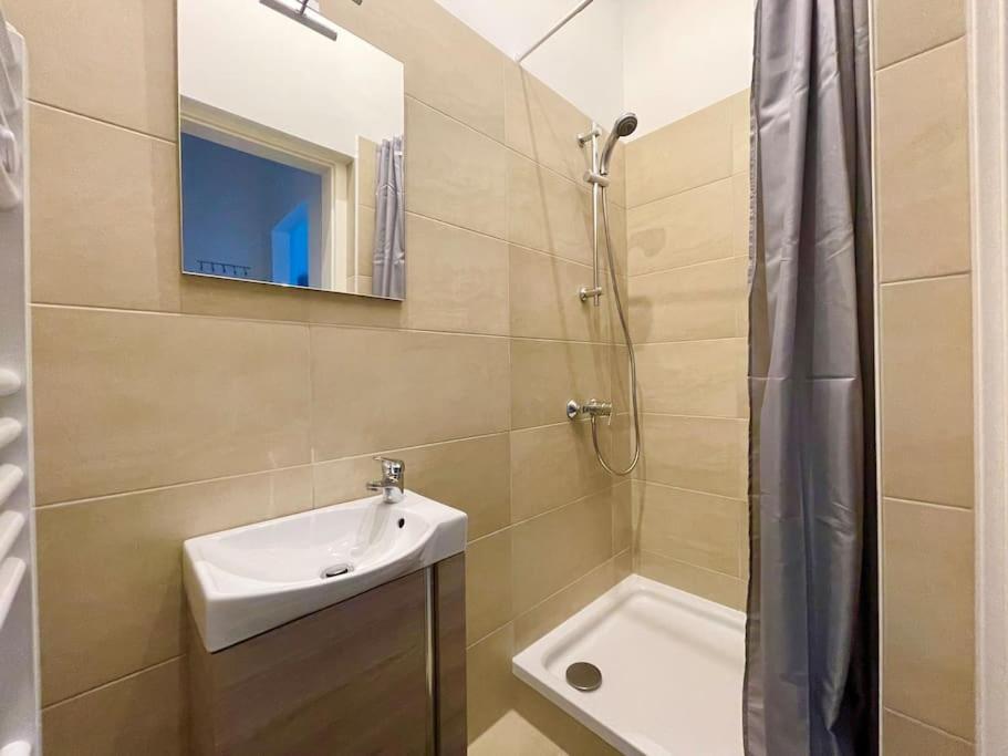 Sunny 60 M2 - Free Parking - Free Netflix *